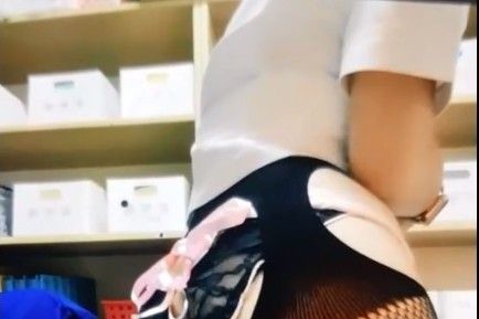 女護師「擼槍」阿公敞開白衣任摸胸