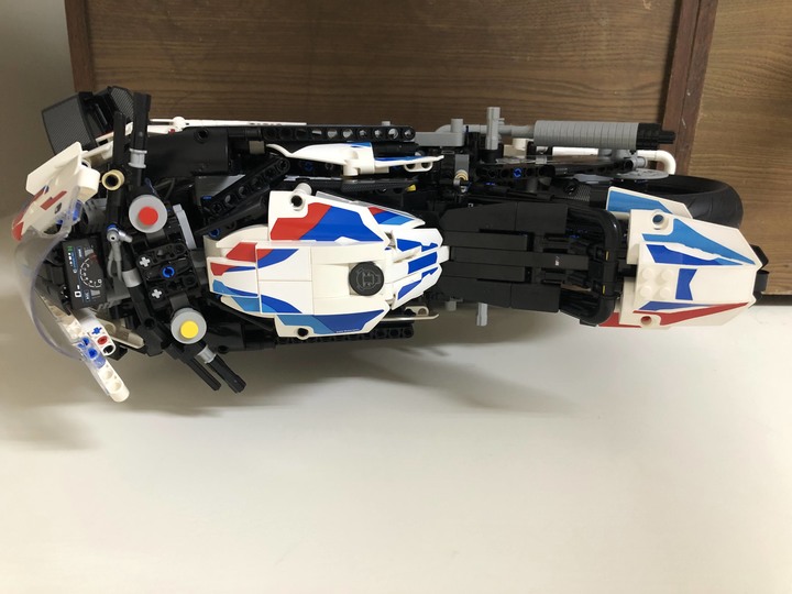 點我看大圖 首踏LEGO樂高!開箱把玩、展示一把罩BMW M1000RR (42130)