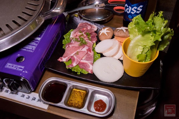 【臺南美食】開了10幾年台南韓式料理店，15道韓國小菜無限供應，供應韓國道地美食、烤肉及部隊鍋~韓朝崇明店