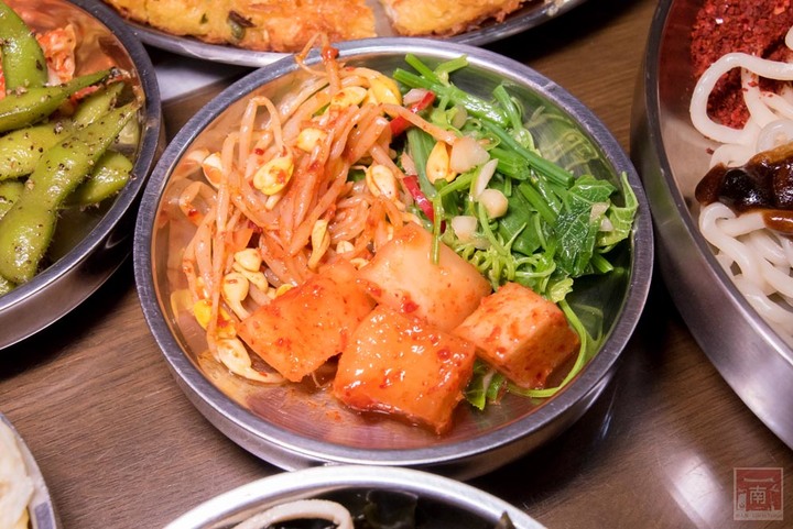 【臺南美食】開了10幾年台南韓式料理店，15道韓國小菜無限供應，供應韓國道地美食、烤肉及部隊鍋~韓朝崇明店