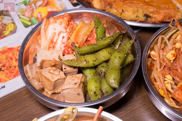 【臺南美食】開了10幾年台南韓式料理店，15道韓國小菜無限供應，供應韓國道地美食、烤肉及部隊鍋~韓朝崇明店