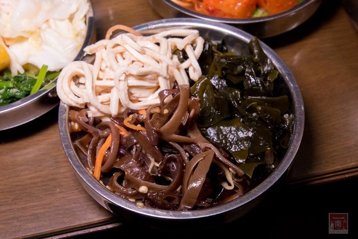 【臺南美食】開了10幾年台南韓式料理店，15道韓國小菜無限供應，供應韓國道地美食、烤肉及部隊鍋~韓朝崇明店