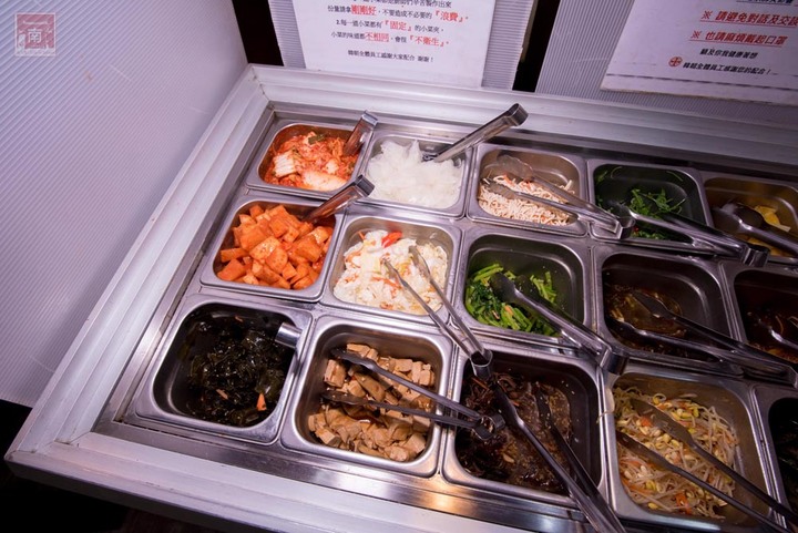 【臺南美食】開了10幾年台南韓式料理店，15道韓國小菜無限供應，供應韓國道地美食、烤肉及部隊鍋~韓朝崇明店