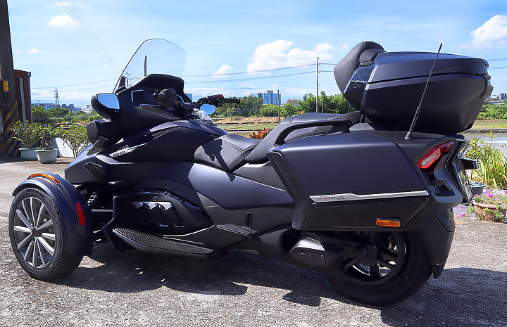 要一台用騎的汽車，口袋也要和水一樣深｜Can-Am Spyder RT Sea to Sky
