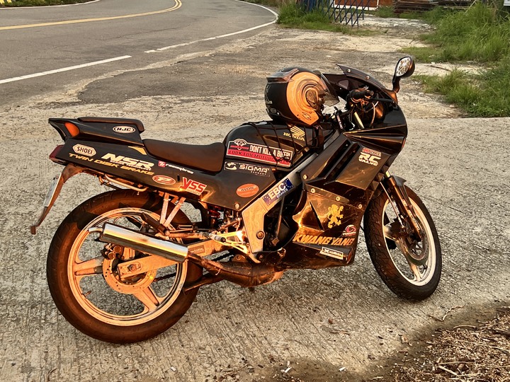 老人老車出來曬太陽