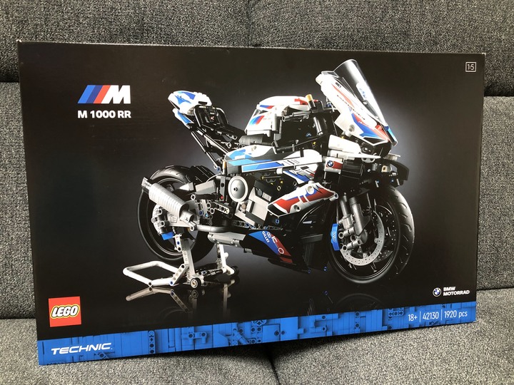 點我看大圖 首踏LEGO樂高!開箱把玩、展示一把罩BMW M1000RR (42130)