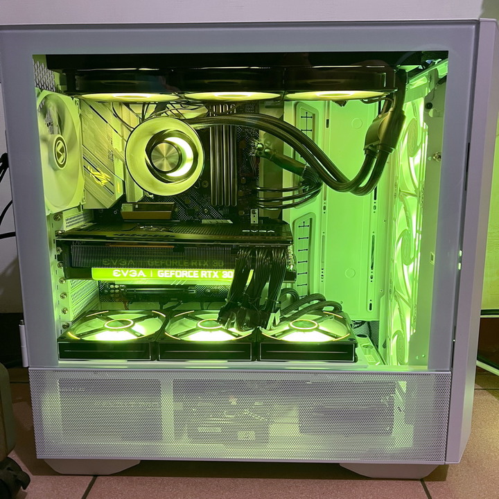 海量硬碟安裝、10顆風扇散熱、整線苦手救星 - LIAN LI LANCOOL III RGB 雙側透玻璃機殼