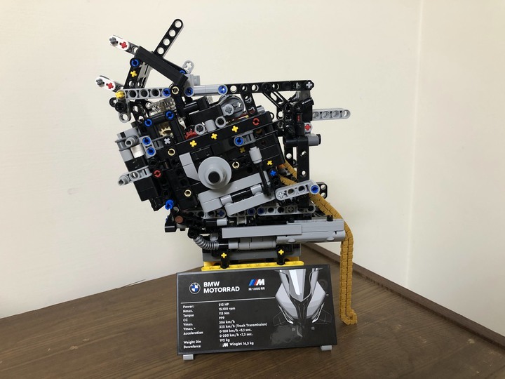點我看大圖 首踏LEGO樂高!開箱把玩、展示一把罩BMW M1000RR (42130)