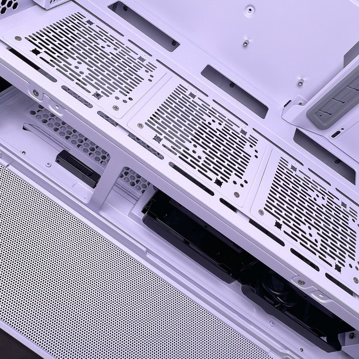 海量硬碟安裝、10顆風扇散熱、整線苦手救星 - LIAN LI LANCOOL III RGB 雙側透玻璃機殼