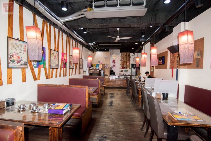 【臺南美食】開了10幾年台南韓式料理店，15道韓國小菜無限供應，供應韓國道地美食、烤肉及部隊鍋~韓朝崇明店