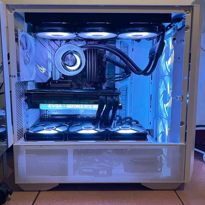 海量硬碟安裝、10顆風扇散熱、整線苦手救星 - LIAN LI LANCOOL III RGB 雙側透玻璃機殼