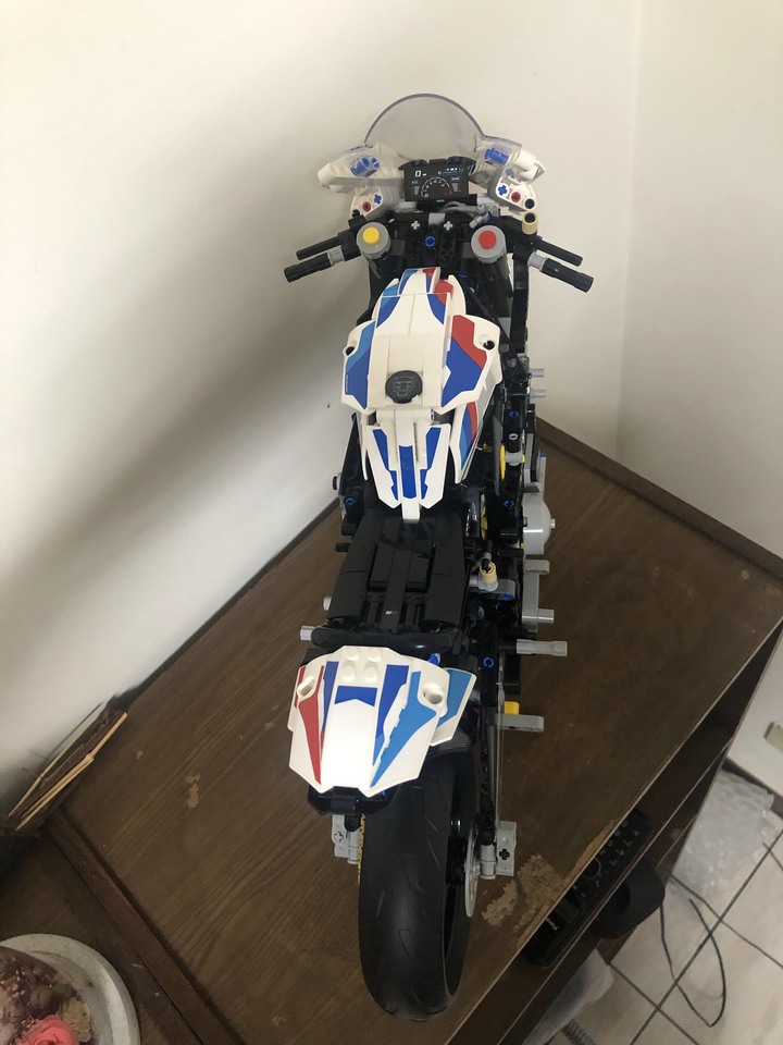 點我看大圖 首踏LEGO樂高!開箱把玩、展示一把罩BMW M1000RR (42130)