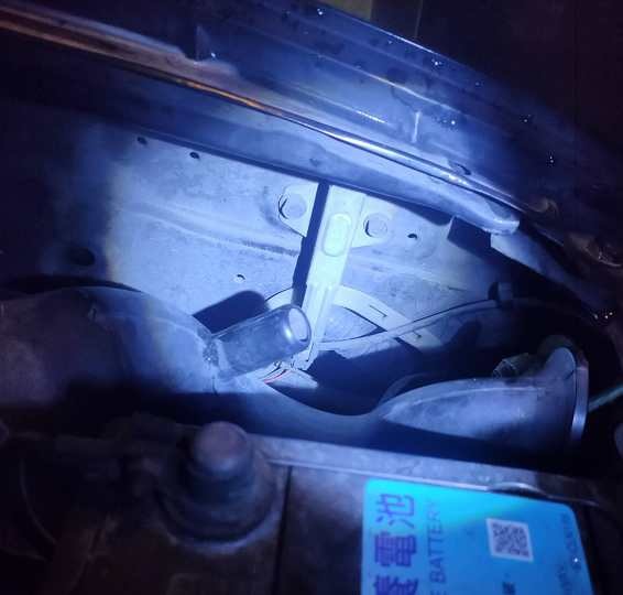 Sentra180電池左邊，銀色條狀金屬發燙問題？