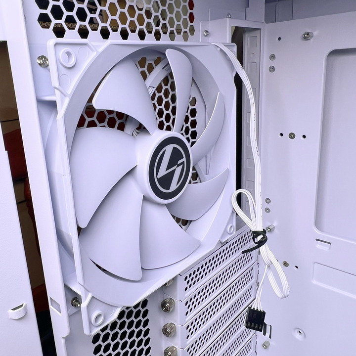 海量硬碟安裝、10顆風扇散熱、整線苦手救星 - LIAN LI LANCOOL III RGB 雙側透玻璃機殼
