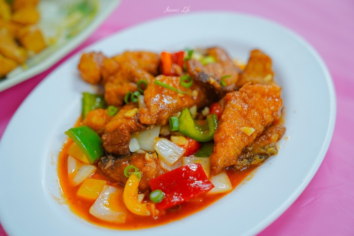 點我看大圖 【屏東恆春│美食】阿興生魚片。來墾丁必吃後壁湖新鮮生魚片,一片只要5元,適合團體用餐