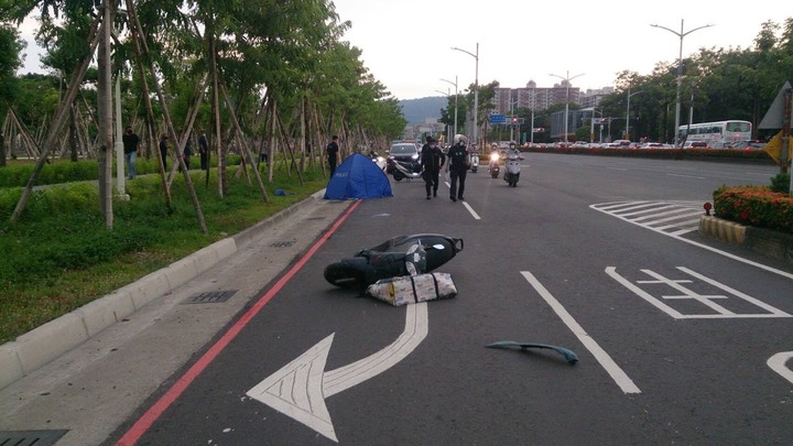 高雄女騎士遭混擬土攪拌車擦撞 捲入輪下爆頭身亡