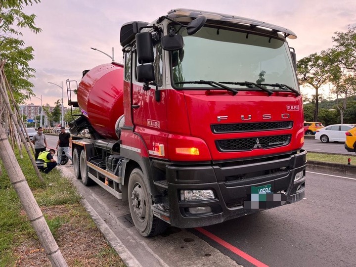 高雄女騎士遭混擬土攪拌車擦撞 捲入輪下爆頭身亡
