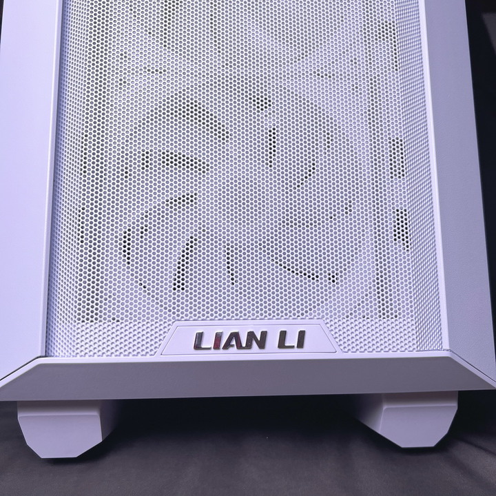 海量硬碟安裝、10顆風扇散熱、整線苦手救星 - LIAN LI LANCOOL III RGB 雙側透玻璃機殼