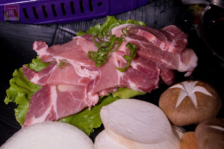 【臺南美食】開了10幾年台南韓式料理店，15道韓國小菜無限供應，供應韓國道地美食、烤肉及部隊鍋~韓朝崇明店