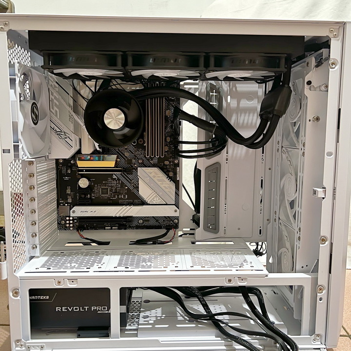 海量硬碟安裝、10顆風扇散熱、整線苦手救星 - LIAN LI LANCOOL III RGB 雙側透玻璃機殼