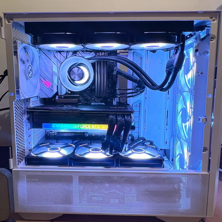 海量硬碟安裝、10顆風扇散熱、整線苦手救星 - LIAN LI LANCOOL III RGB 雙側透玻璃機殼