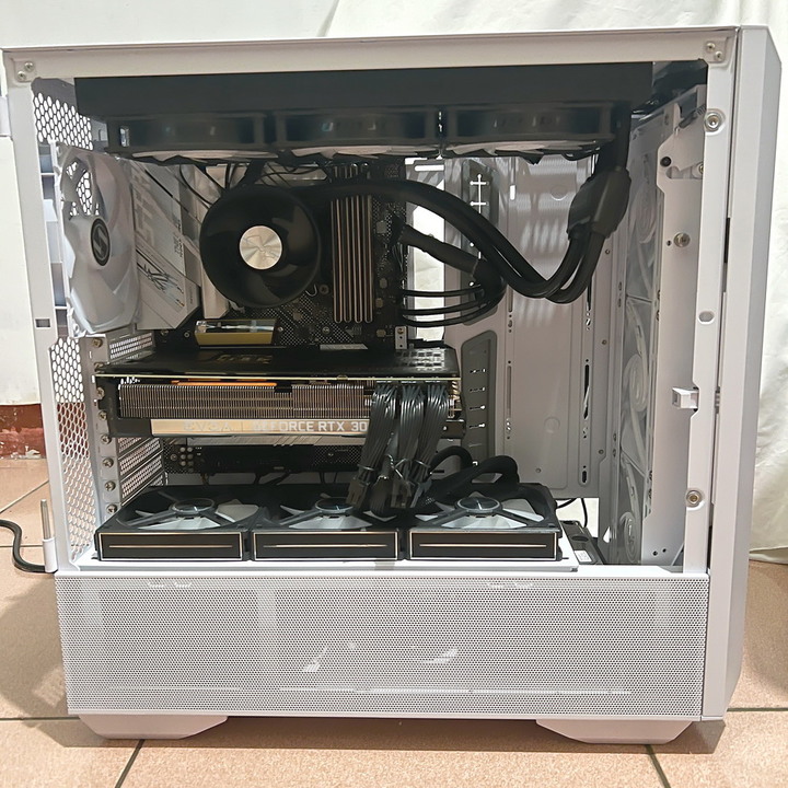 海量硬碟安裝、10顆風扇散熱、整線苦手救星 - LIAN LI LANCOOL III RGB 雙側透玻璃機殼