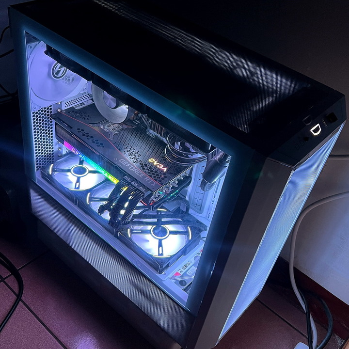 海量硬碟安裝、10顆風扇散熱、整線苦手救星 - LIAN LI LANCOOL III RGB 雙側透玻璃機殼