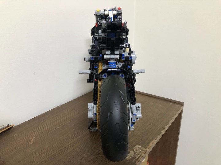 點我看大圖 首踏LEGO樂高!開箱把玩、展示一把罩BMW M1000RR (42130)