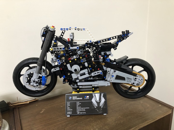點我看大圖 首踏LEGO樂高!開箱把玩、展示一把罩BMW M1000RR (42130)