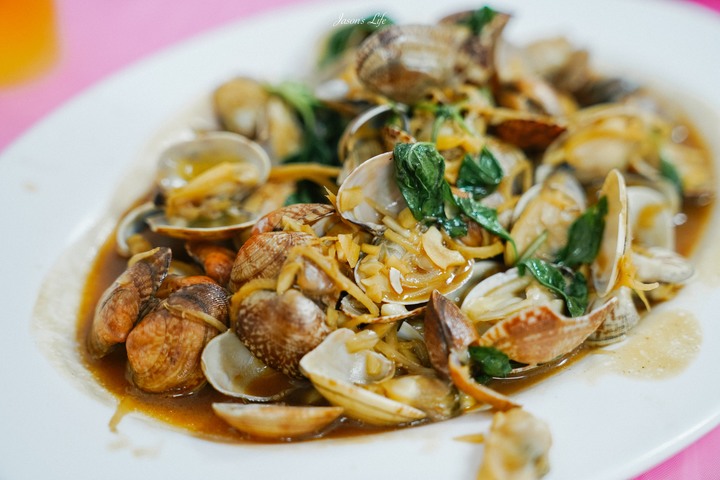 點我看大圖 【屏東恆春│美食】阿興生魚片。來墾丁必吃後壁湖新鮮生魚片,一片只要5元,適合團體用餐