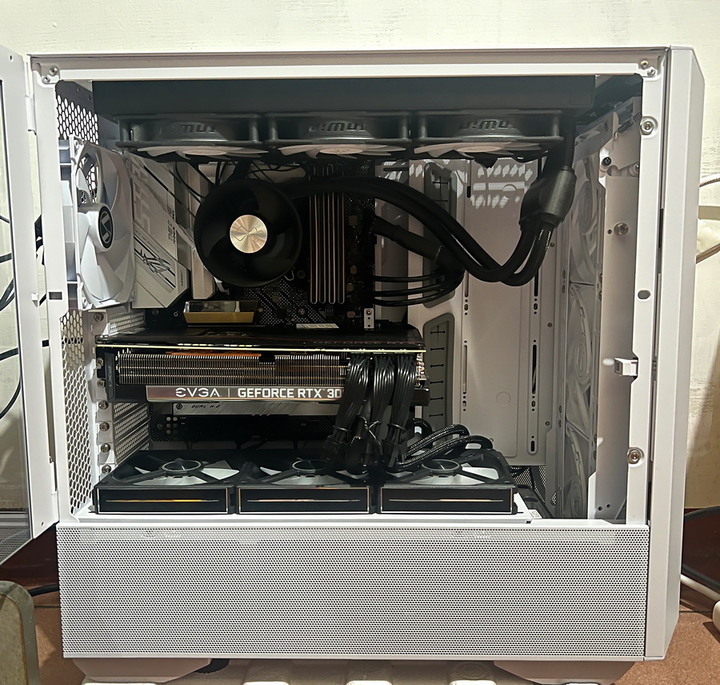 海量硬碟安裝、10顆風扇散熱、整線苦手救星 - LIAN LI LANCOOL III RGB 雙側透玻璃機殼