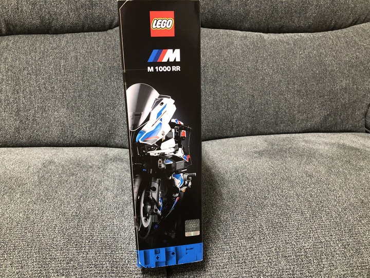 點我看大圖 首踏LEGO樂高!開箱把玩、展示一把罩BMW M1000RR (42130)