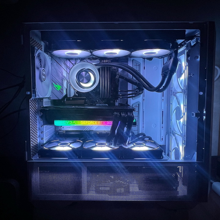 海量硬碟安裝、10顆風扇散熱、整線苦手救星 - LIAN LI LANCOOL III RGB 雙側透玻璃機殼