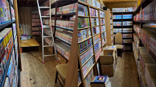 收藏1.8萬本漫畫「書架戳破地板」雪崩了收藏家好絕望：這下怎麼辦？