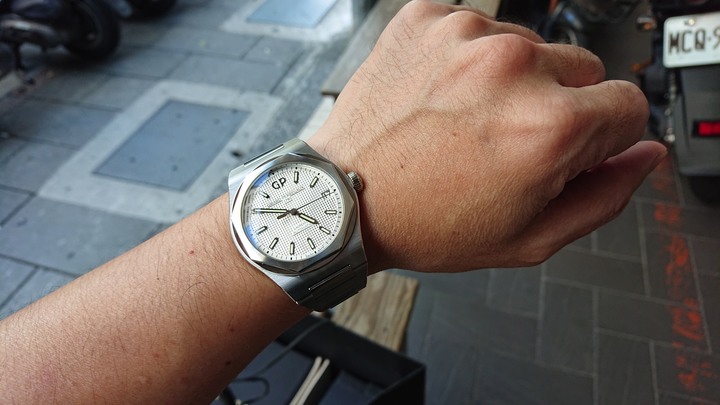 開箱：GIRARD-PERREGAUX Laureato 芝柏白桂冠