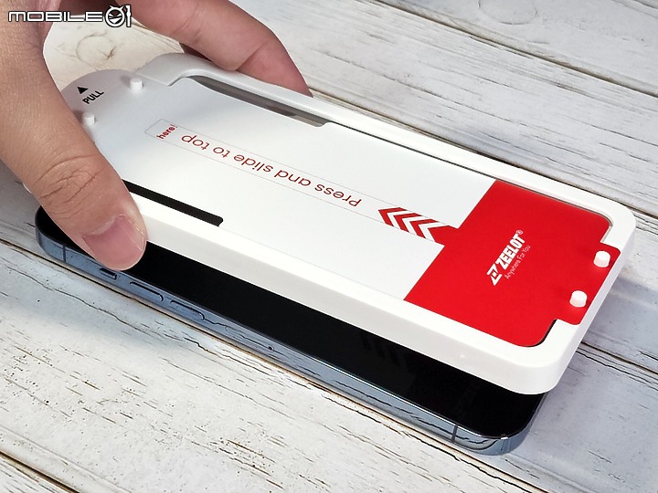 點我看大圖 iPhone 電競手遊保護貼怎麼選?ZEELOT 細緻霧滿版玻璃保護貼開箱實測
