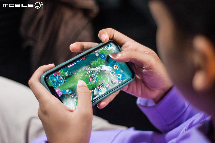 點我看大圖 iPhone 電競手遊保護貼怎麼選?ZEELOT 細緻霧滿版玻璃保護貼開箱實測