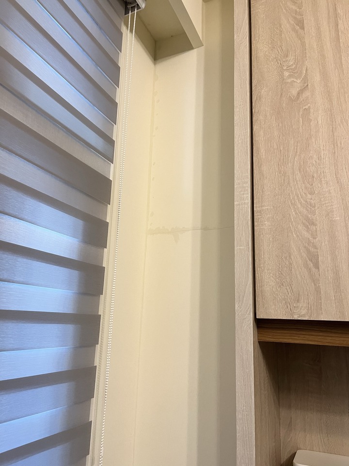 剛入住新宅不到一年，客廳冷氣管路狂漏水