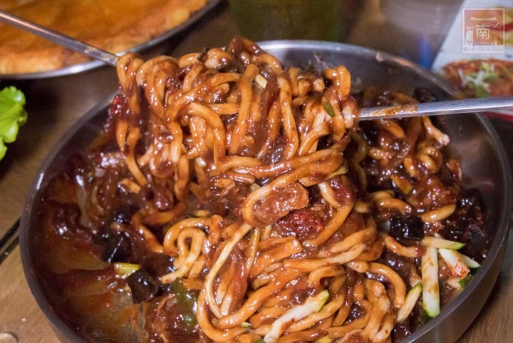 【臺南美食】開了10幾年台南韓式料理店，15道韓國小菜無限供應，供應韓國道地美食、烤肉及部隊鍋~韓朝崇明店