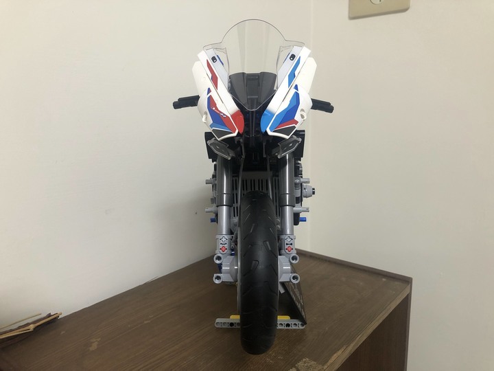 點我看大圖 首踏LEGO樂高!開箱把玩、展示一把罩BMW M1000RR (42130)