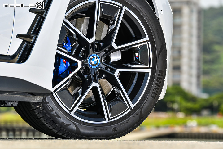 BMW i4 eDrive40 試駕 │ 這是電動車迷的福音,卻少了令人回眸的餘韻!