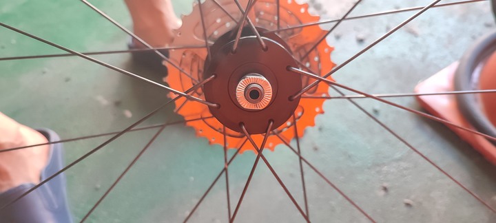 PR-2 後輪安裝，偏左，整個貼住左邊剎車
