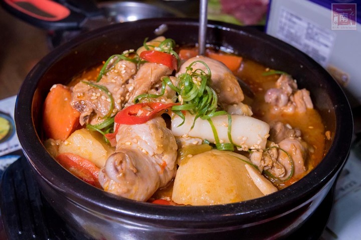 【臺南美食】開了10幾年台南韓式料理店，15道韓國小菜無限供應，供應韓國道地美食、烤肉及部隊鍋~韓朝崇明店