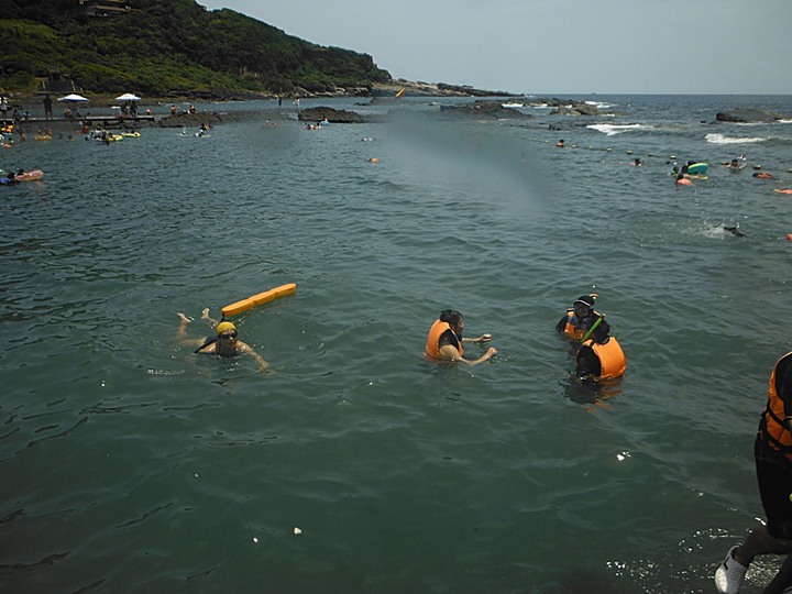 貢寮 龍洞四季灣 — 清澈的海水、豐富的海中生物、潔白的海濱城堡