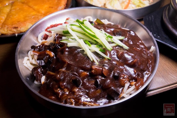 【臺南美食】開了10幾年台南韓式料理店，15道韓國小菜無限供應，供應韓國道地美食、烤肉及部隊鍋~韓朝崇明店