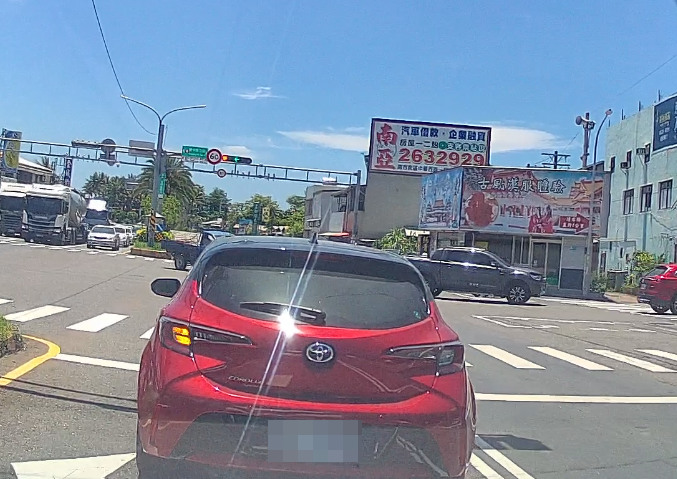 左轉綠燈亮了,前車卻不轉怎麼辦?