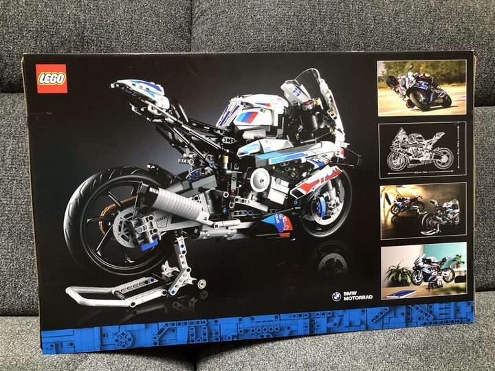 點我看大圖 首踏LEGO樂高!開箱把玩、展示一把罩BMW M1000RR (42130)