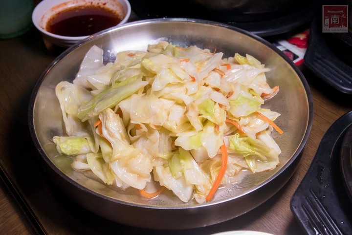【臺南美食】開了10幾年台南韓式料理店，15道韓國小菜無限供應，供應韓國道地美食、烤肉及部隊鍋~韓朝崇明店