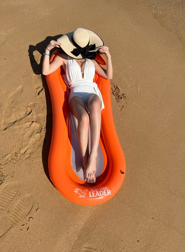 被妹妹A走贈品 水上浮床