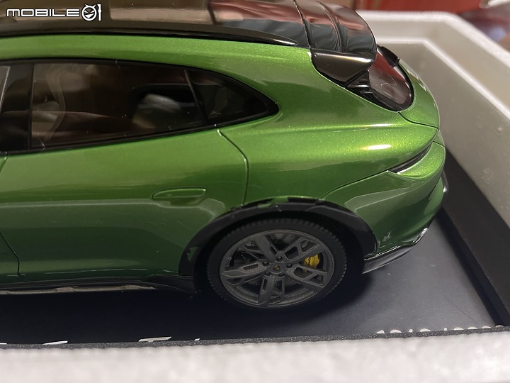 1/18 MINICHAMPS Taycan Turbo S Cross Turismo落漆